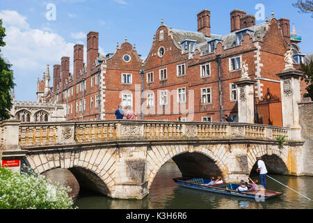 L'Angleterre, Cambridge, Cambridgeshire, St.John's College, en barque sur la rivière Cam Banque D'Images