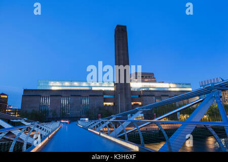 L'Angleterre, Londres, Bankside, Millenium Bridge et la Tate Modern Banque D'Images