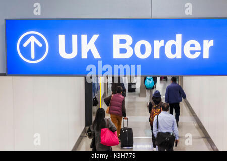 L'Angleterre, Londres, Heathrow Airport, UK Border Sign Banque D'Images