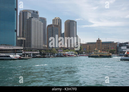 SYDNEY, NSW, Australie-novembre 20,2016 : un terminal de ferries, bateaux et paysage urbain avec les touristes à Sydney, Australie Banque D'Images