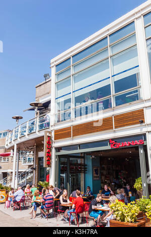 Pays de Galles, Cardiff, Cardiff Bay, les restaurants au bord de l'eau, de Mermaid Quay Banque D'Images