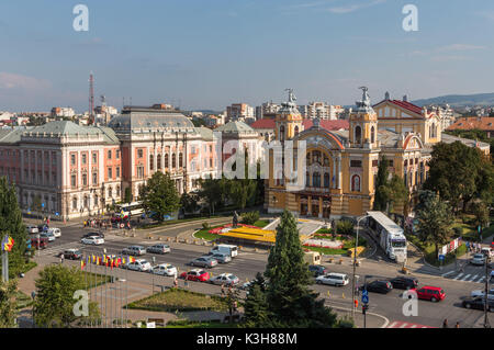 La Roumanie, la Transylvanie, Cluj Napoca, Ville, Avram Iancu Square, Théâtre National et l'Opéra Banque D'Images