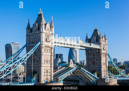 L'Angleterre, Londres, Tower Bridge et sur les toits de la ville Banque D'Images