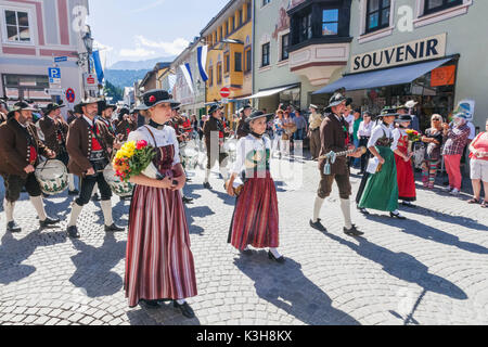 Germany, Bavaria, Munich, festival bavarois, Groupe en costume traditionnel Banque D'Images