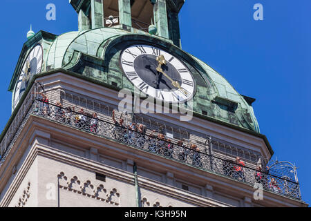 Germany, Bavaria, Munich, Marienplatz, l'église St Pierre, Tour de l'horloge Banque D'Images