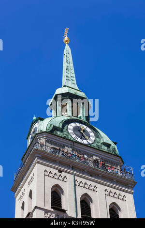 Germany, Bavaria, Munich, Marienplatz, l'église St Pierre, Tour de l'horloge Banque D'Images