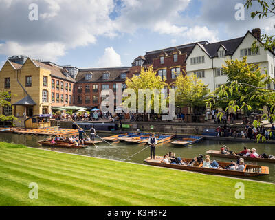Cambridge - Tourisme parieurs et plates à l'avant du quai sur la rivière Cam Cambridge. Photo prise à partir de Magdalene College Banque D'Images