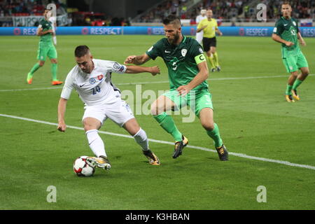 Trnava, Slovaquie, 1. Septembre 2017. Robert Mak (R) et Bostjan Cesar (L) au cours de la qualification de la Coupe du Monde de la FIFA 2018 entre la Slovaquie et la Slovénie 1-0. Banque D'Images