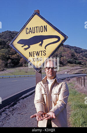 EBRP, biologiste, Chris Nelson est titulaire d'un ver en face d'un "Attention, les Tritons xing' signe de la circulation, en 1975, en Californie Banque D'Images