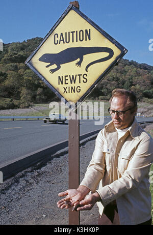 EBRP, biologiste, Chris Nelson est titulaire d'un ver en face d'un "Attention, les Tritons xing' signe de la circulation, en 1975, en Californie Banque D'Images