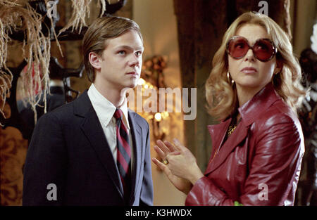 L À R Joseph Cross Augusten et Annette Bening Deirdre étoile dans COURIR AVEC DES CISEAUX. Crédit photo Suzanne Tenner RUNNING WITH SCISSORS JOSEPH CROSS, Annette Bening Date : 2006 Banque D'Images