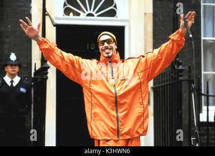 Ali G Inda House. Photo : ALI G à l'extérieur du 10 Downing Street, Londres. Crédit photo : Giles Keyte. Copyright : Universal Pictures International 2001. Pour plus d'informations : veuillez contacter votre bureau de presse UIP local. ALI G INDA HOUSE SACHA BARON COHEN à l'extérieur du 10 Downing Street, Londres. Ali G Inda House. Photo : ALI G (SACHA BARON COHEN) à l'extérieur de 10 Downing date : 2001 Banque D'Images