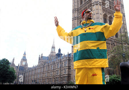 Qualité : 2e génération. Titre du film : Ali G Inda House. Photo : ALI G devant les chambres du Parlement, Londres. Crédit photo : Giles Keyte. Copyright : Universal Pictures International 2001. Pour plus d'informations : veuillez contacter votre bureau de presse UIP local. ALI G INDA HOUSE photographié : ALI G (SACHA BARON COHEN) devant les chambres du Parlement, Londres. Qualité : 2e génération. Titre du film : Ali G Inda House. PHOTO : ALI G (SACHA date : 2001 Banque D'Images