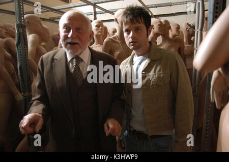 Sur la photo : Declan Donnelly que Ray Santilli avec John répondre comme Maurice. Deathwalking John Répondre, Declan Donnelly Date : 2006 Banque D'Images