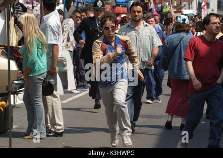 Sur la photo : Declan Donnelly que Ray Santilli fonctionnant en foule. Deathwalking Declan Donnelly Date : 2006 Banque D'Images