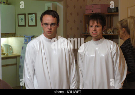 Photo : Anthony McPartlin comme Gary Shoefield et Declan Donnelly que Ray Santilli. Deathwalking Anthony McPartlin, Declan Donnelly Date : 2006 Banque D'Images