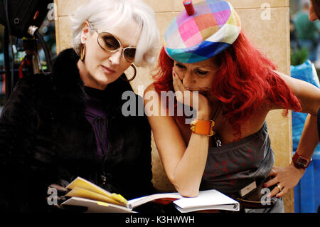 Meryl Streep confère avec la costumière Patricia Field sur l'ensemble de The Devil Wears Prada.LES PHOTOGRAPHIES DOIVENT ÊTRE UTILISÉES EXCLUSIVEMENT POUR LA PUBLICITÉ, de la promotion, de la publicité ou de l'examen de cette motion précise PHOTO ET DE RESTER LA PROPRIÉTÉ DU STUDIO. Non POUR LA VENTE OU LA REDISTRIBUTION. Le diable s'habille en Prada Meryl Streep confère avec la costumière PATRICIA FIELD off set Date : 2006 Banque D'Images