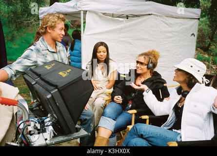 Photo : Simon Baker , Sanaa Lathan (centre gauche), Sanaa Hamri (centre droit) et Stephanie Allain (droite) sur l'ensemble de quelque chose de nouveau, une version de Focus Features. Quelque chose de nouveau SIMON BAKER (à gauche), SANAA LATHAN (centre gauche), directeur SANAA HAMRI (centre droit), producteur STEPHANIE ALLAIN (droite) Banque D'Images