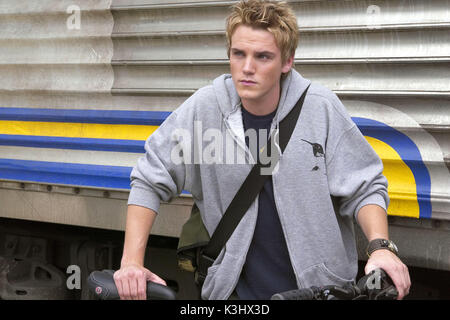 RILEY SMITH dans la région de Warner Bros Pictures, comédie d'action New York Minute, avec Mary-Kate Olsen et Ashley Olsen. Les photographies DOIVENT ÊTRE UTILISÉES EXCLUSIVEMENT POUR LA PUBLICITÉ, de la promotion, de la publicité ou de l'examen de cette motion précise PHOTO ET DE RESTER LA PROPRIÉTÉ DU STUDIO. Non POUR LA VENTE OU LA REDISTRIBUTION. NEW YORK MINUTE [2004] RILEY SMITH Date : 2004 Banque D'Images