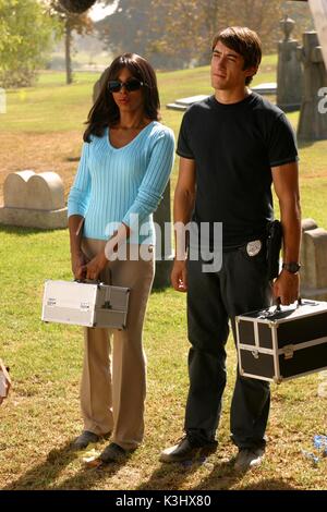 Crime Wave Stars KHANDI ALEXANDER et JONOTHON TOGO. Photo : Robert Voets/ CBS licencié par LA CHAÎNE DE DIFFUSION 5. Cinq photos : 0207 550 5509. Gratuit pour la presse éditoriale et les listings dans le cadre de la diffusion actuelle des programmes de Channel 5 uniquement. Cette image ne peut être reproduite qu'avec l'accord écrit préalable de Channel 5. Pas pour toute forme de publicité, l'utilisation d'Internet ou en relation avec la vente de tout produit. CSI MIAMI Series #3/Episode#7 - crime Wave Tx : 08/11/04 KHANDI ALEXANDER : Dr. Alexx Woods, JONATHON TOGO : Ryan Wolfe crime Wave Star Banque D'Images