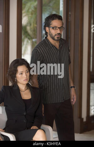 GONG LI dans le rôle de la criminelle financière sino-cubaine Isabella et JOHN ORTIZ dans le rôle d'intermédiaire de la drogue Jose Yero dans Miami Vice, le long métrage criminel drame qui libère ce qui est adulte, dangereux et séduisant de travailler profondément sous couverture. MIAMI VICE GONG LI : criminel financier sino-cubain Isabella et JOHN ORTIZ : intermédiaire de drogue Jos頙ERO GONG LI : criminel financier sino-cubain Isabella et JOHN ORTIZ : intermédiaire de drogue Jos頙ERO à Miami Vice, le long métrage criminel drame qui libère ce qui est adulte, dangereux et séduisant à travailler profondément sous couverture. Banque D'Images