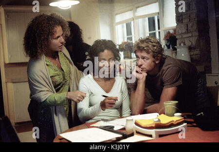 Sur la photo : Sanaa Hamri , Sanaa Lathan (centre) et Simon Baker (à droite) sur l'ensemble de quelque chose de nouveau, une version de Focus Features. Quelque chose de nouveau directeur, HAMRI SANAA SANAA LATHAN, Simon Baker Date : 2006 Banque D'Images