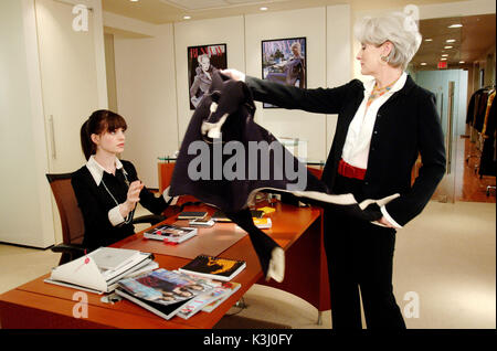 L'éditeur de magazine de mode impérieux Miranda Priestly déverse son manteau sur le bureau du nouvel adjoint Andy Sachs (Anne Hathaway). Les photographies DOIVENT ÊTRE UTILISÉES EXCLUSIVEMENT POUR LA PUBLICITÉ, de la promotion, de la publicité ou de l'examen de cette motion précise PHOTO ET DE RESTER LA PROPRIÉTÉ DU STUDIO. Non POUR LA VENTE OU LA REDISTRIBUTION. Le diable s'habille en Prada, Meryl Streep Anne Hathaway Date : 2006 Banque D'Images