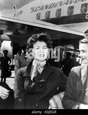 AVA GARDNER Actrice américaine avec GRACE KELLY arrivant à l'aéroport de Nairobi pour MOGAMBO film [1953] Banque D'Images