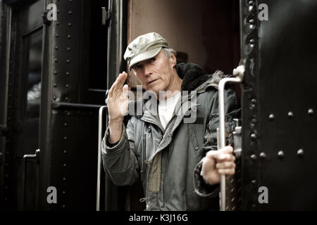 Sur la photo : Clint Eastwood sur le tournage de Paramount Pictures et Warner Bros Pictures' la seconde guerre mondiale Théâtre drapeaux de nos pères, réalisé par Clint Eastwood. Drapeaux de nos pères nous [2006] Réalisateur CLINT EASTWOOD sur régler Date : 2006 Banque D'Images