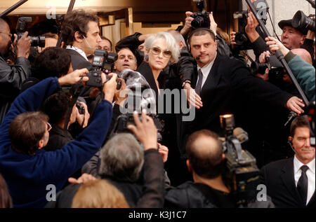 L'éditeur de magazine de mode Miranda Priestly (Meryl Streep) fait son chemin à travers une phalange de paparazzis qui la suivent chaque mouvement. Les photographies DOIVENT ÊTRE UTILISÉES EXCLUSIVEMENT POUR LA PUBLICITÉ, de la promotion, de la publicité ou de l'examen de cette motion précise PHOTO ET DE RESTER LA PROPRIÉTÉ DU STUDIO. Non POUR LA VENTE OU LA REDISTRIBUTION. Le diable s'habille en Prada Meryl Streep, Stanley Tucci Date : 2006 Banque D'Images