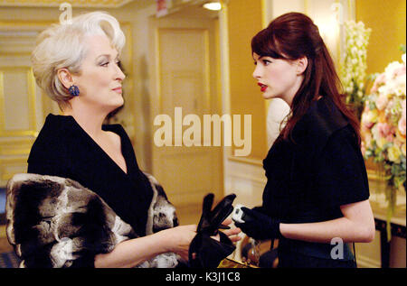 L'éditeur de magazine de mode Miranda Priestly ne manque jamais de surprendre son adjointe, Andy Sachs (Anne Hathaway). Les photographies DOIVENT ÊTRE UTILISÉES EXCLUSIVEMENT POUR LA PUBLICITÉ, de la promotion, de la publicité ou de l'examen de cette motion précise PHOTO ET DE RESTER LA PROPRIÉTÉ DU STUDIO. Non POUR LA VENTE OU LA REDISTRIBUTION. Le diable s'habille en Prada, Meryl Streep Anne Hathaway Date : 2006 Banque D'Images