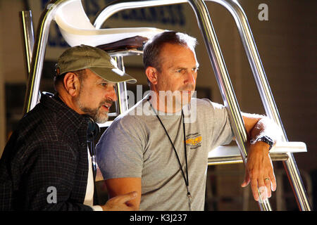 Réalisateur Andrew Davis et Kevin Costner sur l'ensemble de la gardienne. Distribué par Buena Vista International. Le gardien Directeur Andrew Davis, Kevin Costner Date : 2006 Banque D'Images