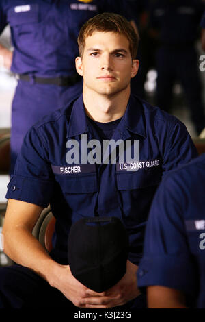 Photo : Jake Fisher . Un célèbre nageur de sauvetage de la Garde côtière (KEVIN COSTNER) est réaffecté pour enseigner à la légendaire Coast Guard A School et inspire un recrue arrogant (ASHTON KUTCHER) à apprendre la vraie signification de l'héroïsme et du sacrifice dans LE GARDIEN, dirigé par Andrew Davis. Distribué par Buena Vista International. LE GARDIEN ASHTON KUTCHER photographié : Jake Fisher (ASHTON KUTCHER). Une côte célèbre date : 2006 Banque D'Images