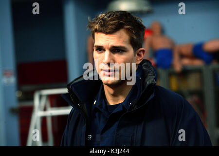 Photo : Jake Fisher . Un célèbre nageur de sauvetage de la Garde côtière (KEVIN COSTNER) est réaffecté pour enseigner à la légendaire Coast Guard A School et inspire un recrue arrogant (ASHTON KUTCHER) à apprendre la vraie signification de l'héroïsme et du sacrifice dans LE GARDIEN, dirigé par Andrew Davis. Distribué par Buena Vista International. LE GARDIEN ASHTON KUTCHER photographié : Jake Fisher (ASHTON KUTCHER). Une côte célèbre date : 2006 Banque D'Images