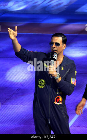 Kolkata, Inde. 09Th Sep 2017. Bengal partenaire guerriers star de Bollywood Akshay Kumar cheers les partisans pendant la Pro ligue Kabaddi Netaji Subhash Chandra Bose au stade couvert. Credit : Saikat Paul/Pacific Press/Alamy Live News Banque D'Images