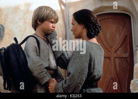 STAR WARS : Episode I - LA MENACE FANTÔME JKE LLOYD comme Anakin Skywalker, PERNILLA AUGUST Date : 1999 Banque D'Images