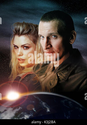 Photo montre : Rose Tyler (Billie Piper) et le docteur (CHRISTOPHER ECCLESTON) CHRISTOPHER ECCLESTON joue le médecin dans cette nouvelle série à venir sur BBC One avec Billie Piper Rose Tyler. Voyageant à travers le temps et l'espace, le docteur et Rose sont face à face avec un certain nombre de nouveaux monstres - ainsi que la lutte avec l'ennemi juré du médecin, le Daleks. Avertissement : l'utilisation de ce droit d'auteur est soumis à des conditions d'utilisation de la BBC Digital Photo Service. En particulier, cette image ne peut être utilisée que pendant la période de publicité dans le but de faire connaître et de médecin qui pro Banque D'Images