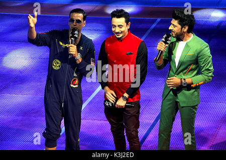 Kolkata, Inde. 09Th Sep 2017. Bengal partenaire guerriers star de Bollywood Akshay Kumar cheers les partisans pendant la Pro ligue Kabaddi Netaji Subhash Chandra Bose au stade couvert. Credit : Saikat Paul/Pacific Press/Alamy Live News Banque D'Images