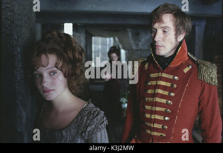 VANITY FAIR VANITY FAIR Romola Garai comme Amelia Sedley, RHYS IFANS que William Dobbin Date : 2004 Banque D'Images