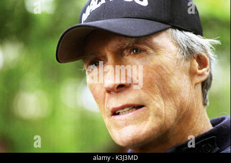 Mystic River. Le réalisateur CLINT EASTWOOD dans les coulisses du tournage de Warner Bros. Pictures et Village Roadshow Pictures, drame Mystic River, a Malpaso production avec Sean Penn, Tim Robbins, Kevin Bacon et Laurence Fishburne. Photo : Merie W. Wallace. Droit d'auteur : Warner Bros. Photos 2003. MYSTIC RIVER [US 2003] Directeur CLINT EASTWOOD Mystic River. Le réalisateur CLINT EASTWOOD dans les coulisses du tournage de Warner Bros. Pictures et Village Roadshow Pictures, drame Mystic River, a Malpaso production mettant en vedette Sean Penn Banque D'Images