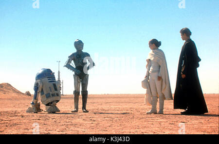 Star Wars Episode II : attaque des clones. Pour plus d'informations : Veuillez contacter votre bureau de presse local Twentieth Century Fox. STAR WARS : EPISODE II - L'ATTAQUE DES CLONES NATALIE PORTMAN comme sénateur Padme R2-D2, C3PO, Amidala, HAYDEN CHRISTENSEN comme Anakin Skywalker, date : 2002 Banque D'Images