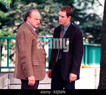 NYPD BLUE DENNIS FRANZ comme Det. Andy Sipowicz, MARK-PAUL GOSSELAAR comme Det. John Clark Jr. Banque D'Images