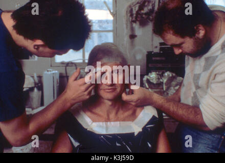 HELLRAISER Andy Robinson dans le maquillage 4 de 8 Date : 1987 Banque D'Images