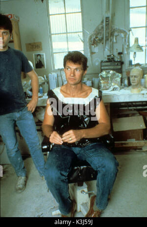 HELLRAISER Andy Robinson dans le maquillage 1 de 8 Date : 1987 Banque D'Images