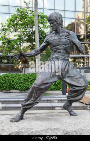 Hong Kong - Juillet 13, 2017 : statue de Bruce Lee à Hong Kong Jardin d'étoiles. Tsim Sha Tsui East Waterfront Podium Jardin. Photo verticale Banque D'Images