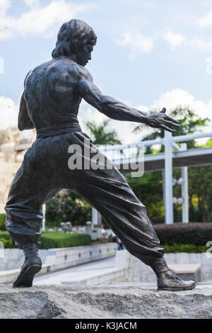 Hong Kong - Juillet 13, 2017 : statue de Bruce Lee à Hong Kong Jardin d'étoiles. Silhouette Vue de dos. Tsim Sha Tsui East Waterfront Jardin Podium Banque D'Images