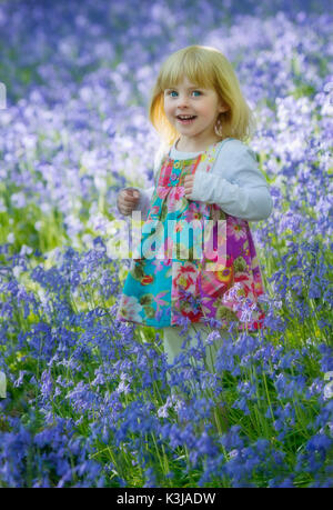 Jeune fille dans un bois bluebell dans le Devon, Angleterre Royaume-uni Banque D'Images