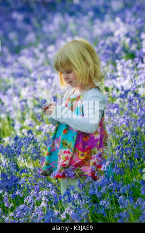 Jeune fille dans un bois bluebell dans le Devon, Angleterre Royaume-uni Banque D'Images