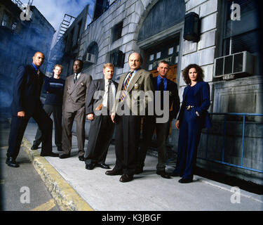 NYPD BLUE HENRY SIMMONS comme Det. Baldwin Jones, Bill BROCHTRUP comme John Irvin, JAMES MCDANIEL le lieutenant Arthur plaqués, GORDON CLAPP comme Det. Greg Medavoy, DENNIS FRANZ comme Det. Andy Sipowicz, RICK SCHRODER comme Det. Danny Sorenson, Kim Delaney comme Det. Diane Russell NYPD Blue série TV US [1993 - 2005] [les acteurs de Series # 7 ou # 8 vers 2000 - 2001] Banque D'Images