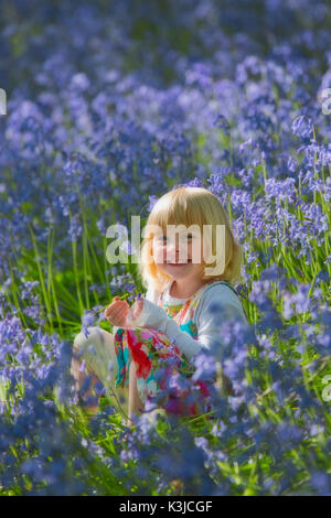 Jeune fille dans un bois bluebell dans le Devon, Angleterre Royaume-uni Banque D'Images